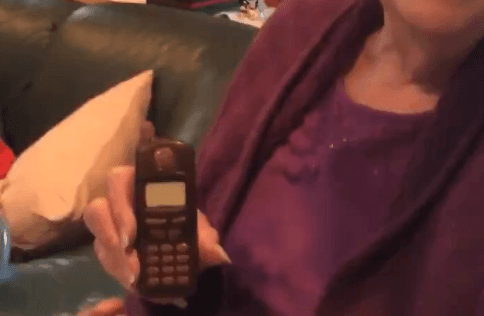 I bëjnë shaka gjyshes me celular prej çokollate (VIDEO)