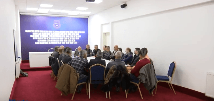 Trajnerët diskutojnë Superligën e futbollit (VIDEO)