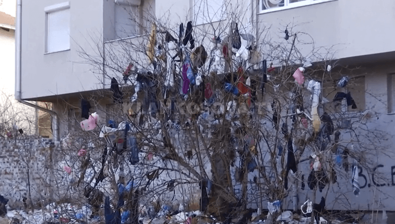 Tophane, “stoliset” pema me brekë e qese (VIDEO)