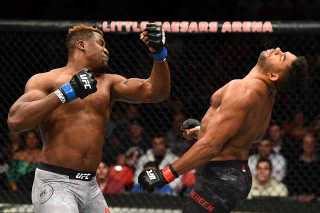 Francis Ngannou, njeriu me goditjen më të fuqishme në botë, nokauton Alistair Overeem (VIDEO)