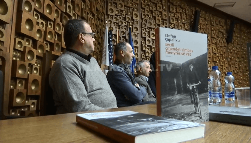 “Secili çmendet sipas mënyrës së vet” e Çapalikut promovohet në Prishtinë (VIDEO)