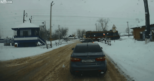 18-vjeçari me kufje në vesh goditet nga treni, por mbijeton (VIDEO)