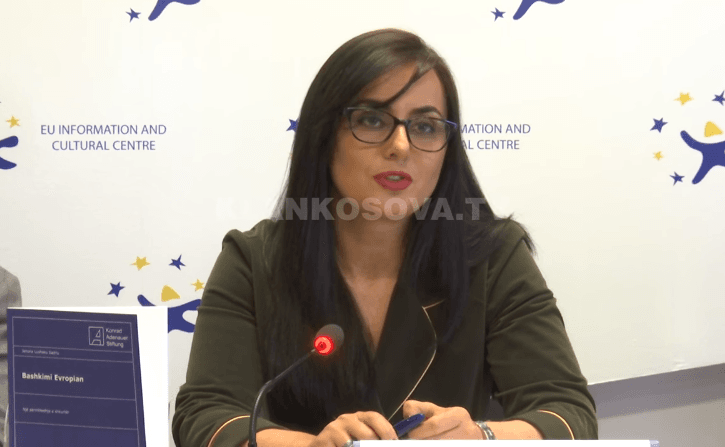Lushaku sjell libër për BE-në (VIDEO)
