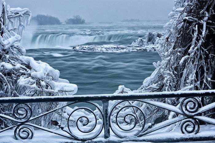 Niagara e ngrirë duket si në një tjetër planet (FOTO)