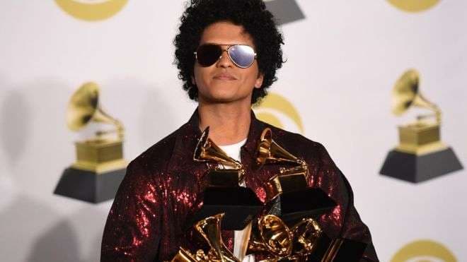 Bruno Mars rrëmben pothuajse të gjitha çmimet në Grammy
