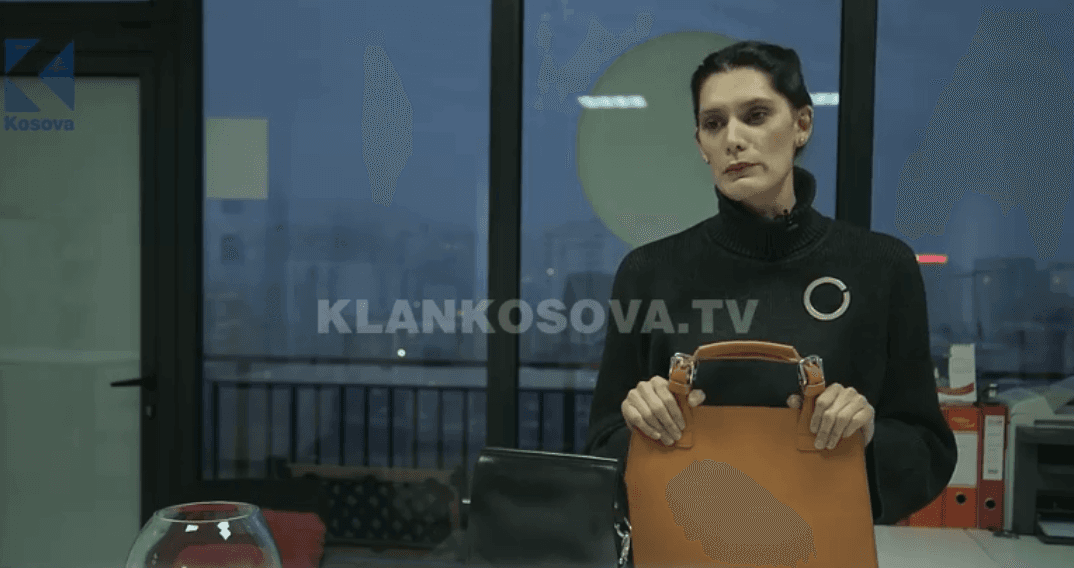 Koleksioni i ri i çantave dhe palltove nga Flutura Dedinja (VIDEO)