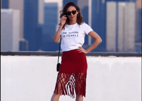 Kështu mund t’i transformoni rrobat tuaja (VIDEO)