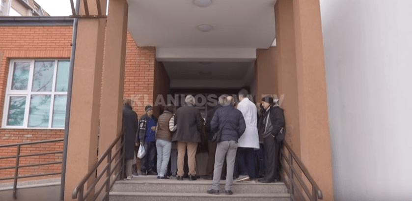 Pacientët me dializë protestojnë për ilaçe (VIDEO)