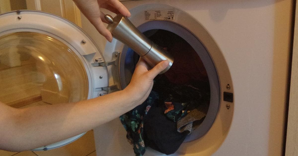 Lani rrobat me piper për të ruajtur ngjyrën e tyre