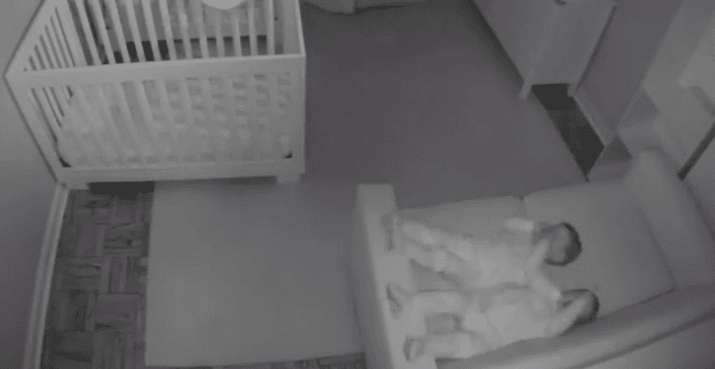 E pamundur t'i zë gjumi këta binjak (VIDEO)