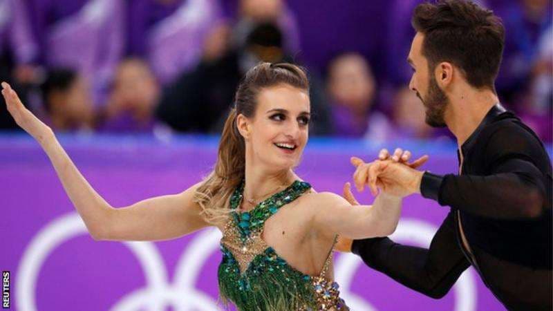 Patinazhistes franceze i ndodhi më e keqja – iu zhvesh fustani gjatë përformancës (FOTO)