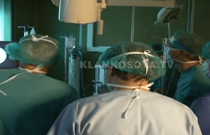 Serbi nga Beogradi operon shqiptarin në Gjakovë (VIDEO)
