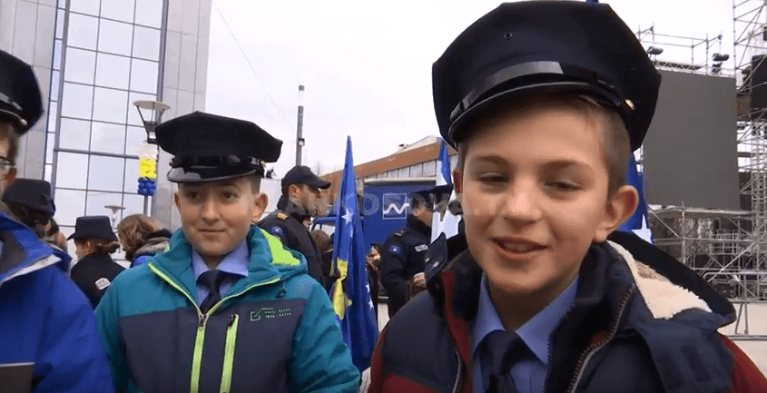 Vogëlushët bëhen policë (VIDEO)