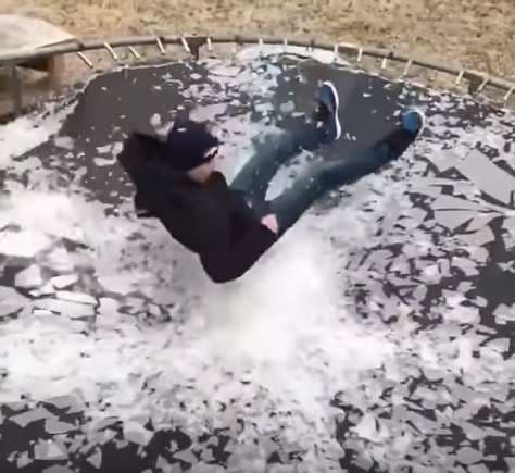 Fëmiu e then akullin në trampolinën e ngrirë (Video)