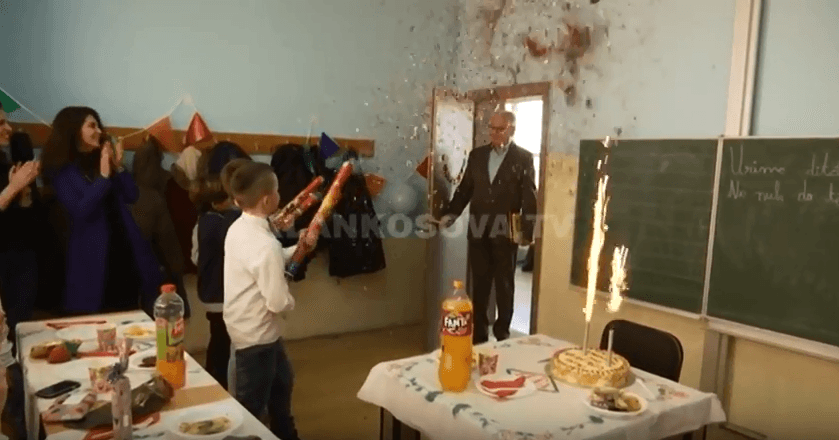Pensionohet mësuesi, përcillet me befasi nga nxënësit dhe kolegët