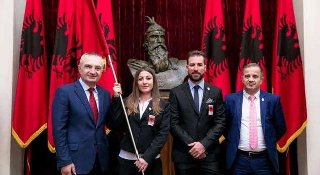 Meta i dorëzon flamurin delegacionit shqiptar në Lojërat Dimërore