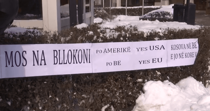Demarkacioni, pak protestues te Kuvendi (VIDEO)