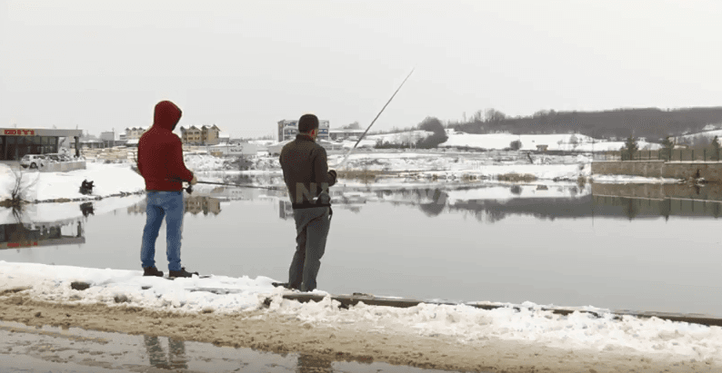 Në Mirushë peshkohet edhe në acar (VIDEO)