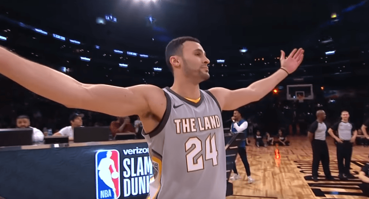 Ngulitje e paparë nga Larry Nance Jr. (VIDEO)
