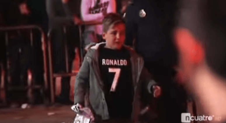 Vogëlushi realizon ëndrrën, merr autograf nga Cristiano Ronaldo (VIDEO)