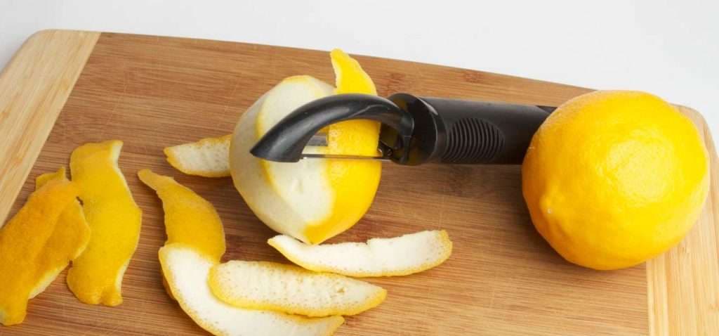 Harroni dhimbjet e nyjeve me lëvore limoni