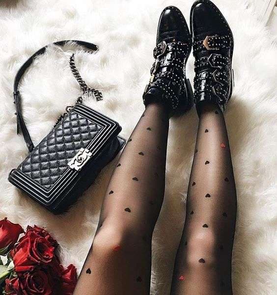 Ikona e modës franceze iku por la prapa çizmet Givenchy (FOTO)