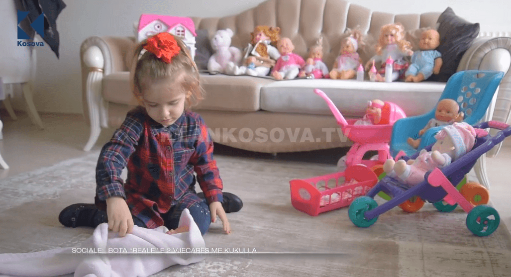 Bota "reale" e dyvjeçares me kukulla (VIDEO)