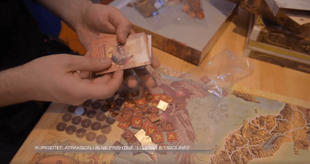 Atraksioni i ri i Prishtinës, kafe bari me 40 lojëra tavoline (VIDEO)