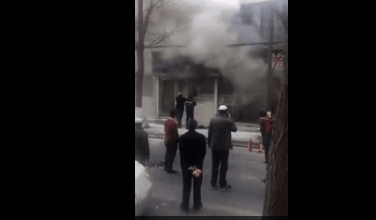 Tentojnë të shuajnë zjarrin, flakët u djegin fytyrën (VIDEO)