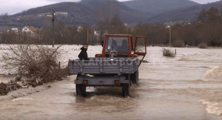 Përmbyten zona të mëdha të vendit (VIDEO)