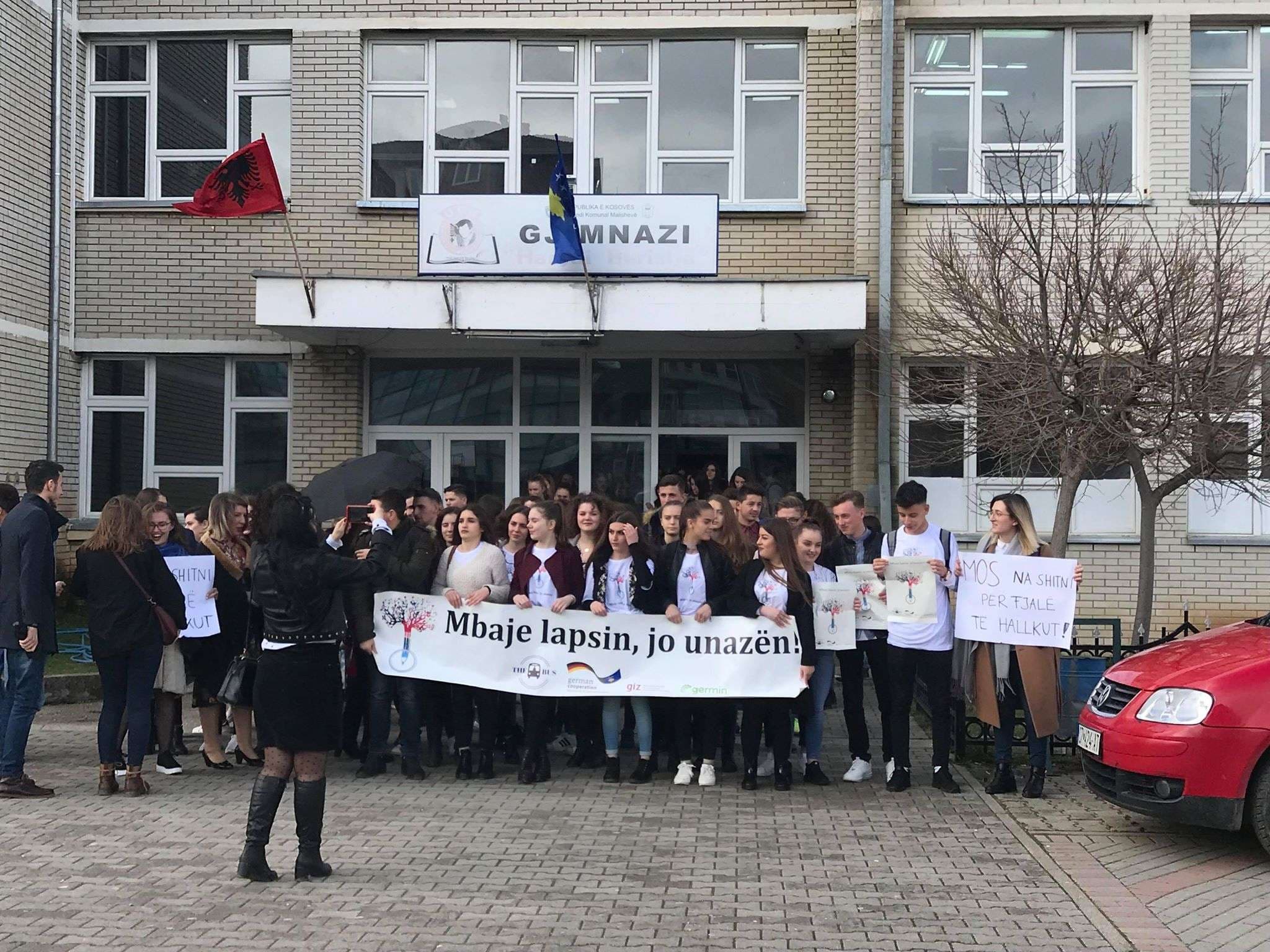Nxënësit e Malishevës: “Mbaje lapsin, jo unazën” (FOTO)