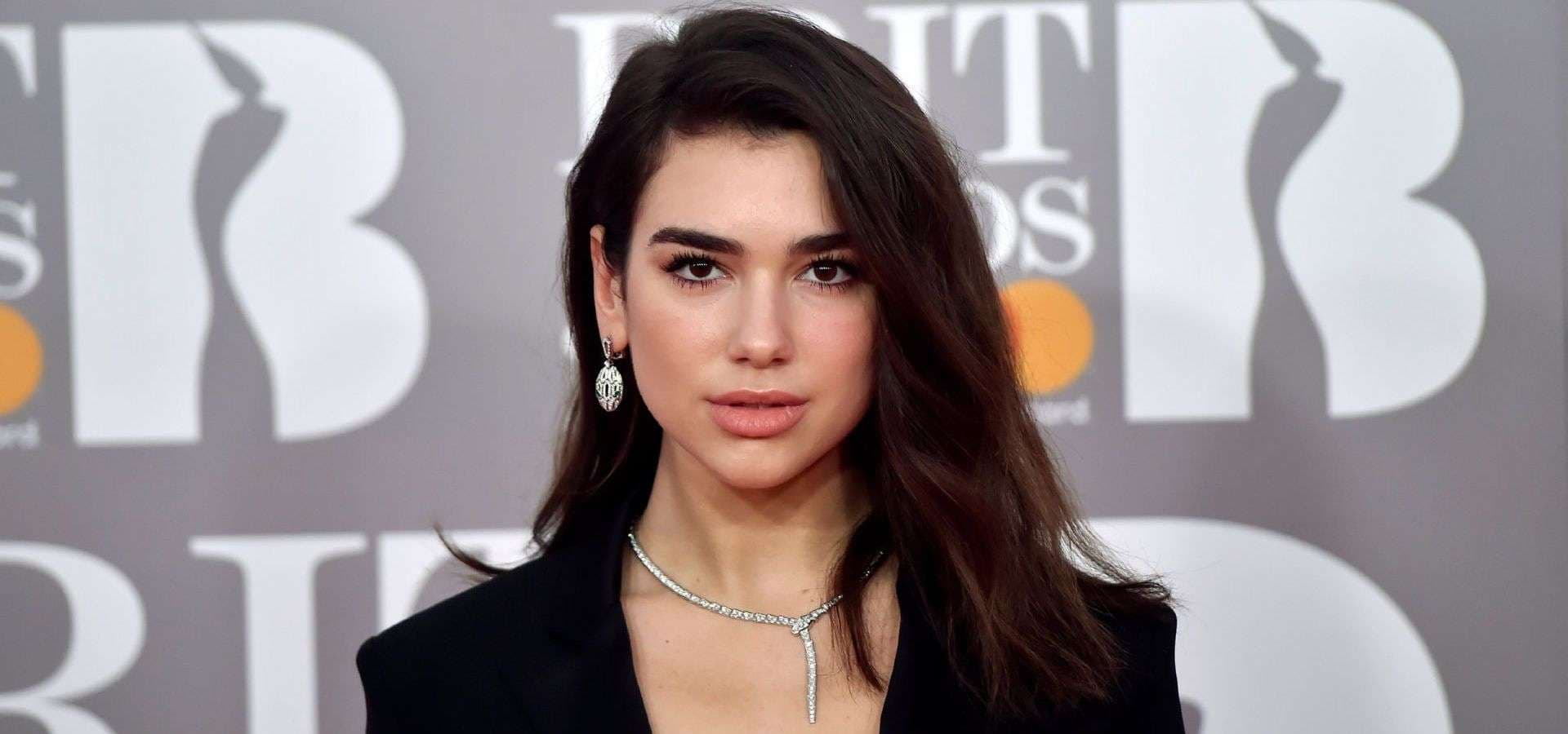 Dua Lipa me një urim të veçantë për Krishtlindje (VIDEO)