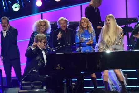 Yjet nderojnë Elton John me pjesëmarrje në koncertin madhështor (VIDEO)