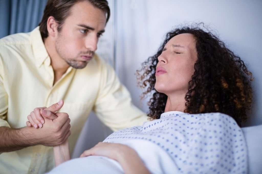 A duhet të jetë i pranishëm bashkëshorti gjatë lindjes së bebes?
