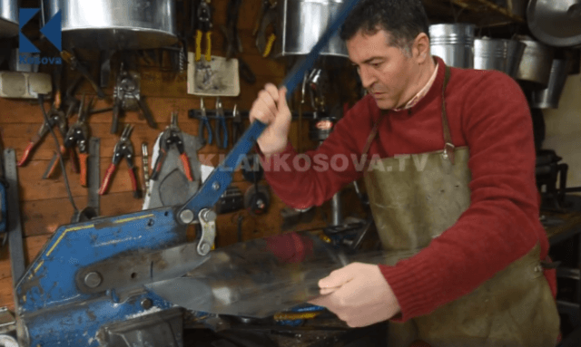 Lirak Çelaj në rolin e teneqexhiut (VIDEO