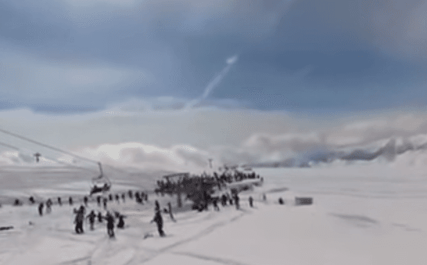 Turistët fluturojnë si kukullat, teleferiku probleme me frenimin (VIDEO)