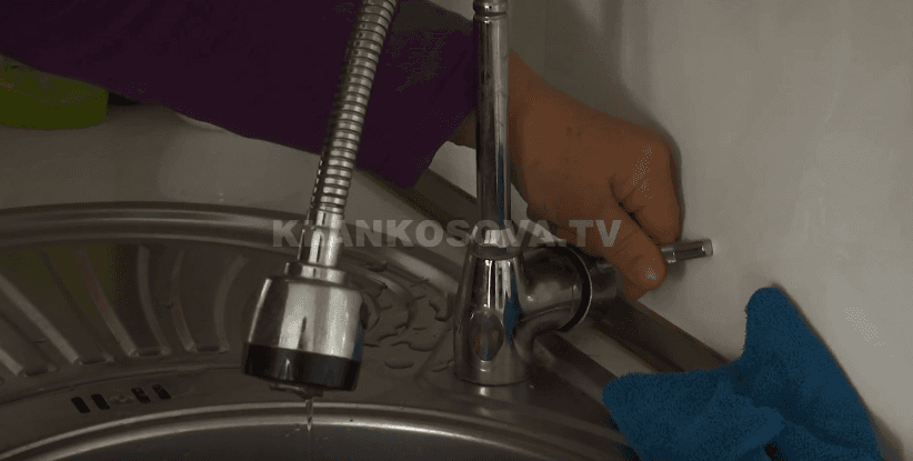 Kçiqi me ditë të tëra pa ujë (VIDEO)