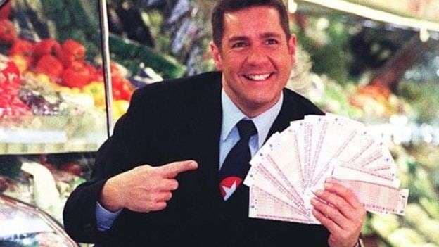 Vdes në moshën 62 vjeçare prezantuesi Dale Winton