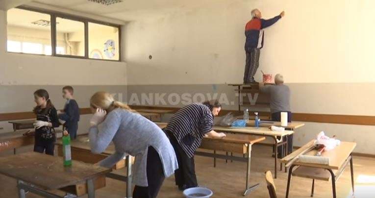Pejë, prindërit renovojnë shkollën (VIDEO)