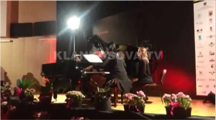 Muzikantja e famshme performon në Prishtinë (VIDEO)