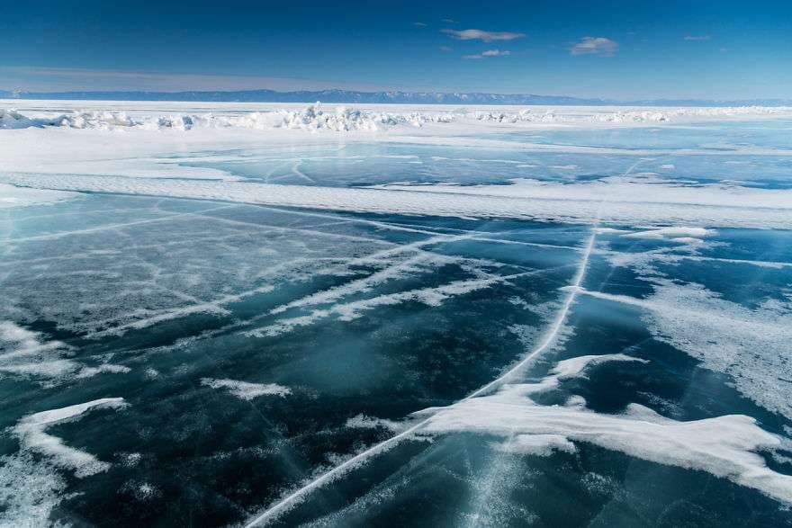 Fotografi unike të liqenit të ngrirë në Siberi (FOTO)