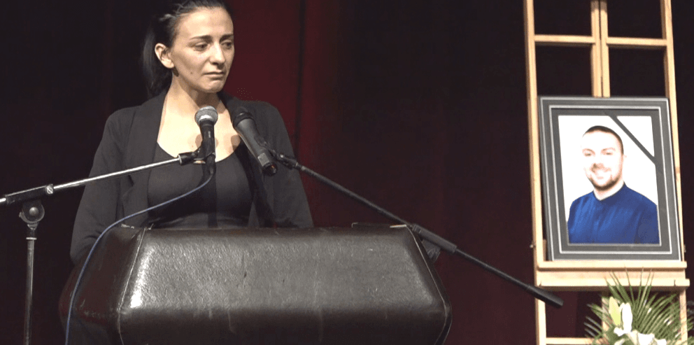 Motra e Art Kurtit: Vëlla, nuk arrita të bëjë më shumë për gjërat që të munduan (VIDEO)