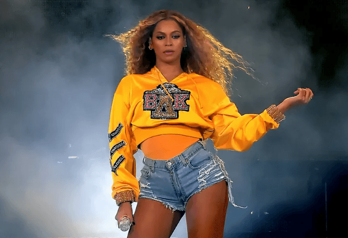Beyonce bën historinë - gruaja e parë me ngjyrë që kryeson në Coachella (VIDEO)