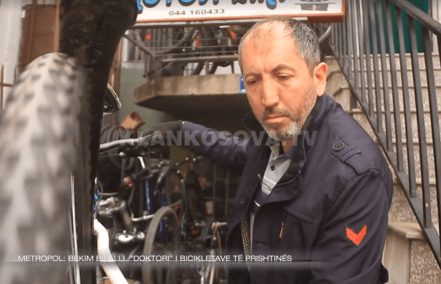Bekim Bilalli, "doktori" i biçikletave të Prishtinës (VIDEO)