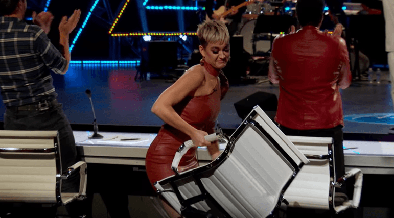 Katy Perry hedh karrigen nga skena, kuptojeni pse! (VIDEO)