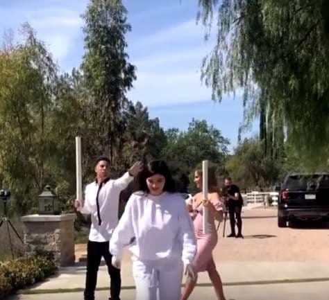 Kylie ndihmon çiftin në zbulimin e gjinisë së bebes (VIDEO)