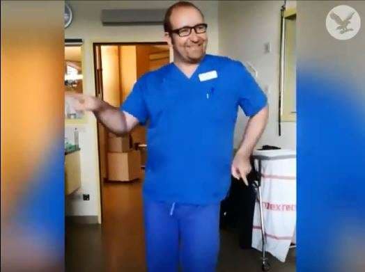 Mjeku që vallëzon për pacientët e tij (VIDEO)