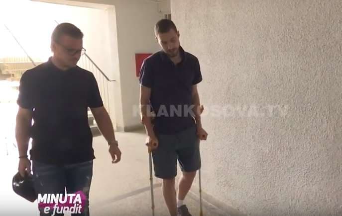 Dikur me paterica, tash me medalje nga premierliga (VIDEO)