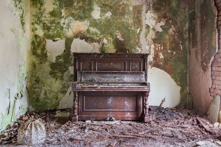 Fotografi në kërkim të pianove të harruara dhe vendeve të braktisura