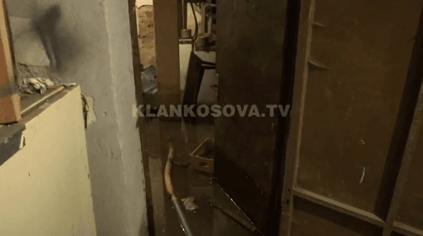 Teatri Kombëtar vërshohet nga ujërat e zeza (VIDEO)